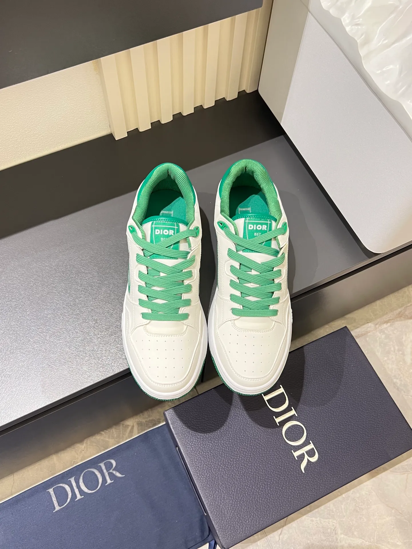 Men's shoes 💰p440 "Dio*" mid-top B27 casual sneakers. This B27 high-top sneaker is a new product in the series and continues Di*r's classic style. Crafted from gray and white smooth calf leather with beige and black Oblique print panels on the sides. The "CD Icon" shaped shoelace eyelets are clever and delicate, and the two-color rubber sole, rear collar and heel are all equipped with the brand's iconic details to enhance the style. Oblique printed straps at the ankle allow for an adjustable fit to complement the overall design. Fashionable and versatile, it can complement any look. Create an exquisite design with unique dynamic vitality and modern atmosphere, presented in low-top and high-top styles. This new must-have shoe adds a new dimension to Dior's archive heritage, embodying modern elegance. Purchase the original version and make it 1:1. If you need top quality, please come to me! Male 38-44!